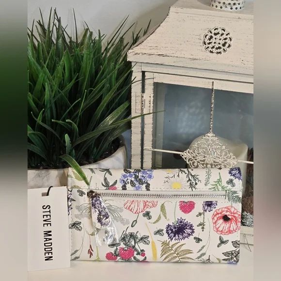 Steve Madden Tri-Fold Floral Wallet - Picture 3 of 6